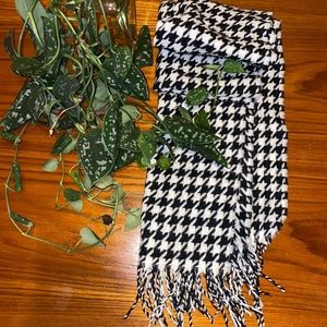 NWOT Classy Black and White Houndstooth Scarf